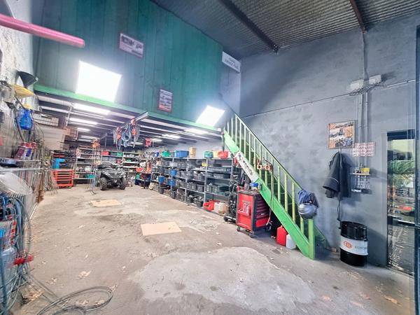 Fonds de commerce Cuers Dans une Zone d'ativité - Locaux d'environ 230m²