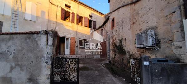 AU COEUR DU VILLAGE MAISON AVEC GARAGE ET COUR