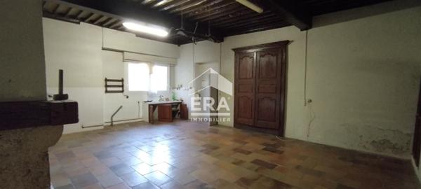 AU COEUR DU VILLAGE MAISON AVEC GARAGE ET COUR