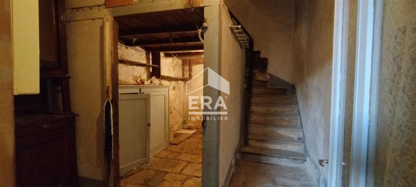 AU COEUR DU VILLAGE MAISON AVEC GARAGE ET COUR