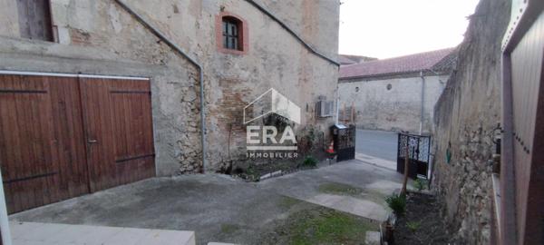 AU COEUR DU VILLAGE MAISON AVEC GARAGE ET COUR