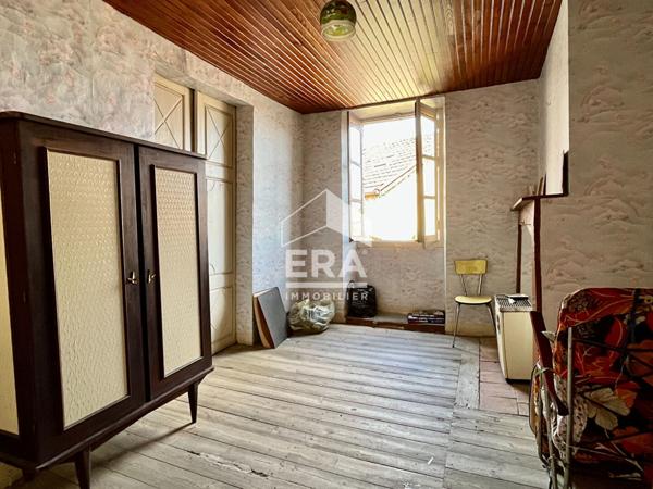 AU COEUR DU VILLAGE MAISON AVEC GARAGE ET COUR