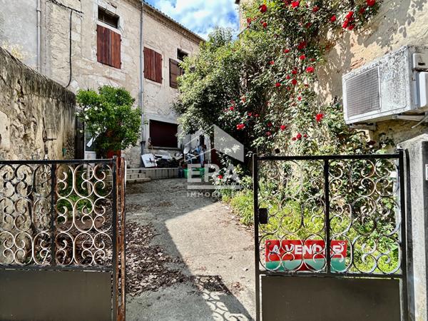 AU COEUR DU VILLAGE MAISON AVEC GARAGE ET COUR