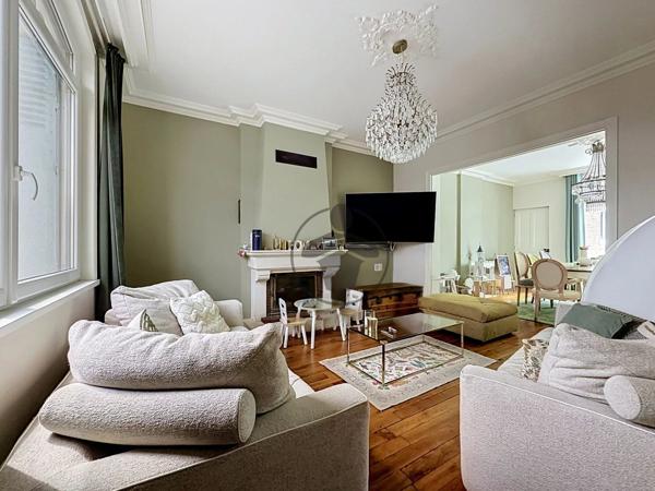 Vente                                                      Maison de ville
                        
                     7 pièces                      190 m2                     à Saint-Quentin