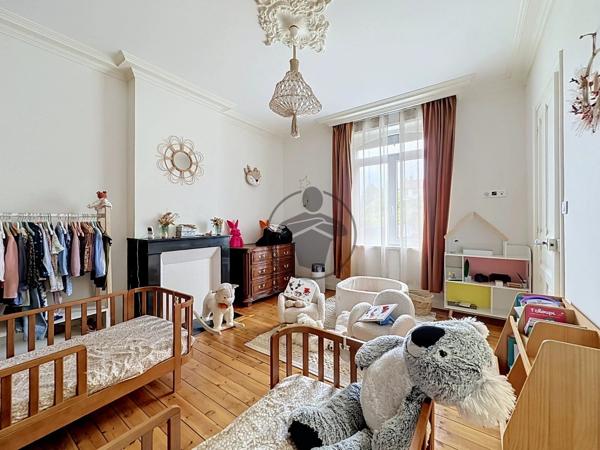 Vente                                                      Maison de ville
                        
                     7 pièces                      190 m2                     à Saint-Quentin