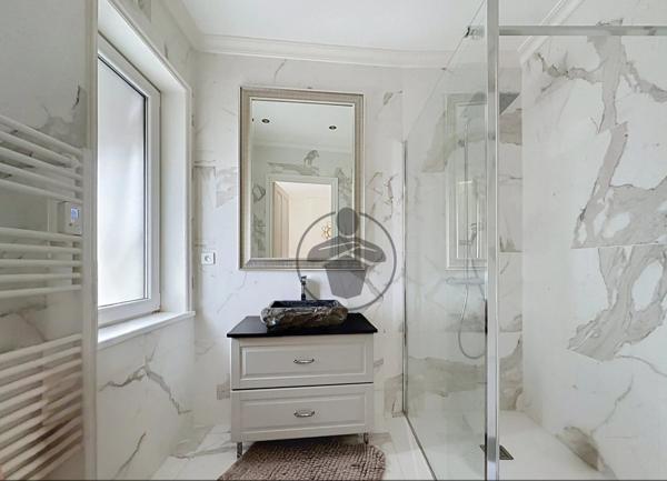Vente                                                      Maison de ville
                        
                     7 pièces                      190 m2                     à Saint-Quentin