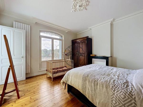 Vente                                                      Maison de ville
                        
                     7 pièces                      190 m2                     à Saint-Quentin