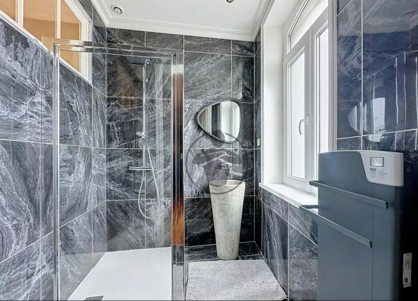 Vente                                                      Maison de ville
                        
                     7 pièces                      190 m2                     à Saint-Quentin