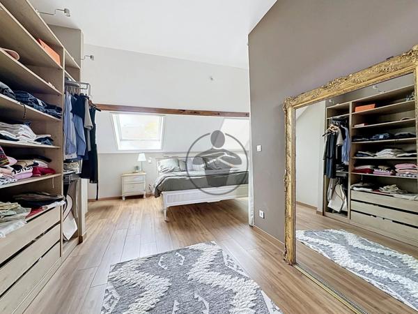 Vente                                                      Maison de ville
                        
                     7 pièces                      190 m2                     à Saint-Quentin
