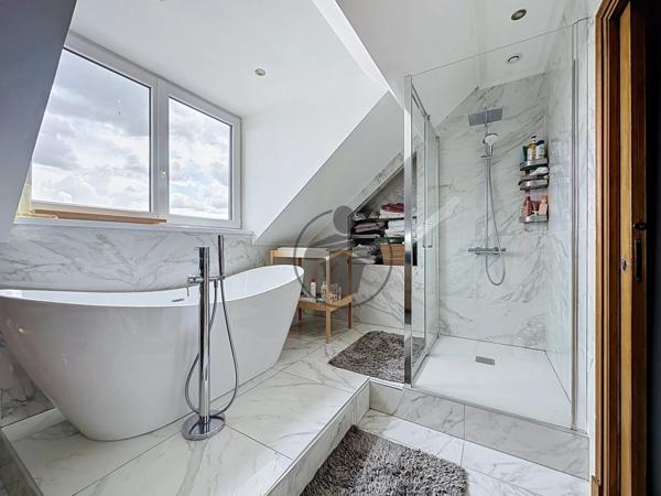 Vente                                                      Maison de ville
                        
                     7 pièces                      190 m2                     à Saint-Quentin