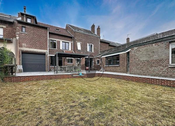 Vente                                                      Maison de ville
                        
                     7 pièces                      190 m2                     à Saint-Quentin