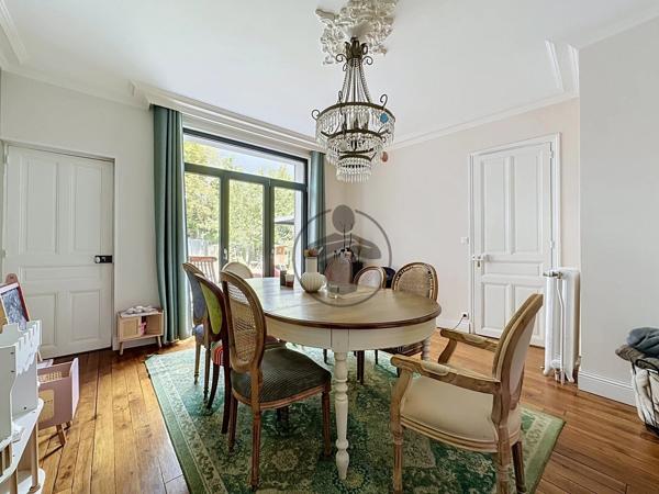 Vente                                                      Maison de ville
                        
                     7 pièces                      190 m2                     à Saint-Quentin