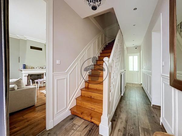 Vente                                                      Maison de ville
                        
                     7 pièces                      190 m2                     à Saint-Quentin