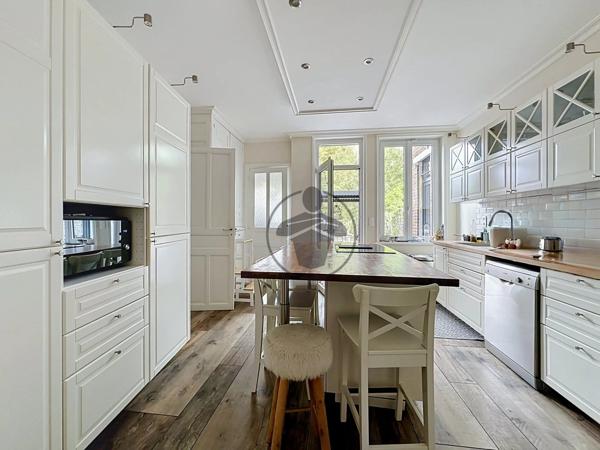 Vente                                                      Maison de ville
                        
                     7 pièces                      190 m2                     à Saint-Quentin