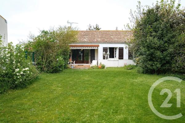 Maison à vendre  4 pièces - 118 m 2   STE SOULLE  - 17