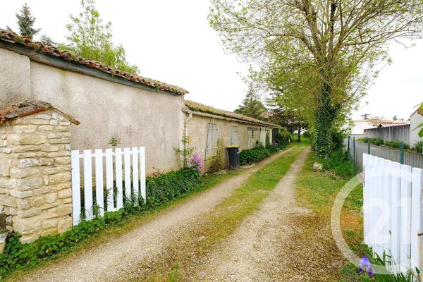 Maison à vendre  4 pièces - 118 m 2   STE SOULLE  - 17