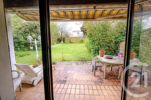 Maison à vendre  4 pièces - 118 m 2   STE SOULLE  - 17