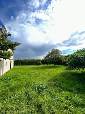 Maison sur sous-sol, 4 chambres, garage, terrain constructible