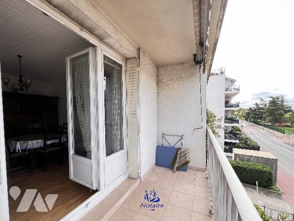 Limite LYON 8ème, T2 de 47,47 m² avec balcon cave et parking privatif.