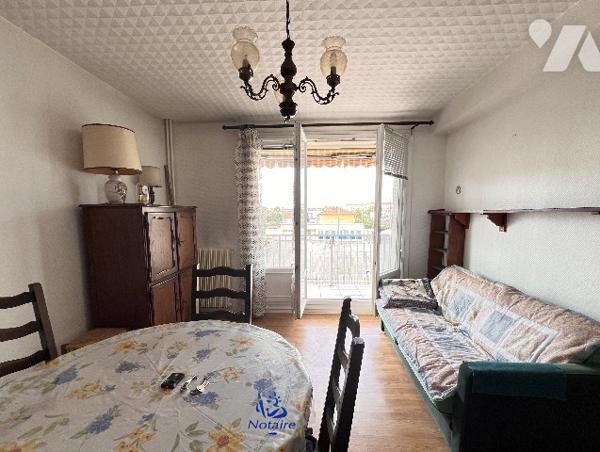 Limite LYON 8ème, T2 de 47,47 m² avec balcon cave et parking privatif.