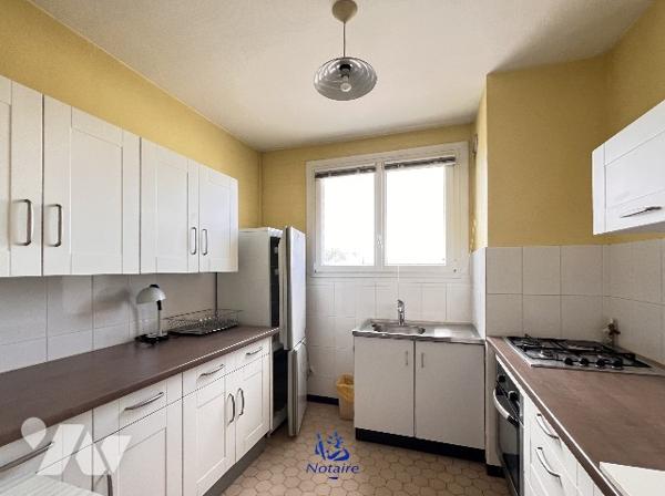 Limite LYON 8ème, T2 de 47,47 m² avec balcon cave et parking privatif.