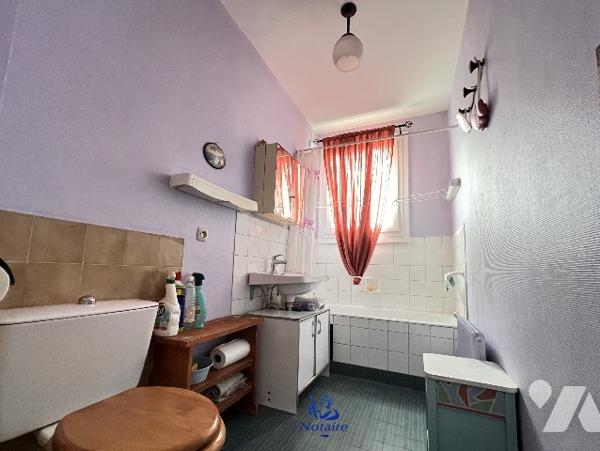 Limite LYON 8ème, T2 de 47,47 m² avec balcon cave et parking privatif.