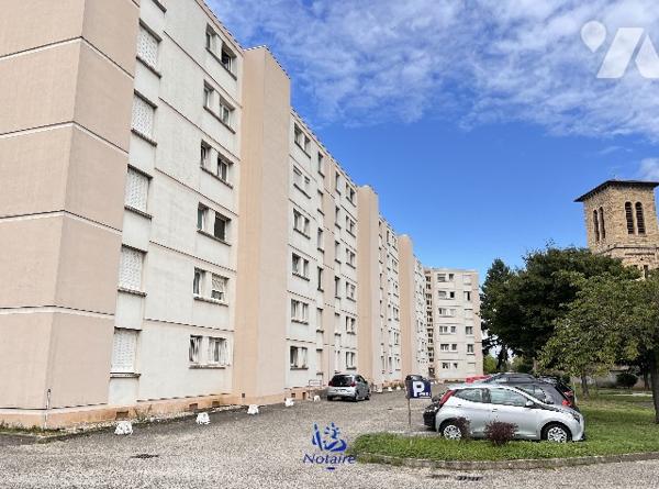 Limite LYON 8ème, T2 de 47,47 m² avec balcon cave et parking privatif.