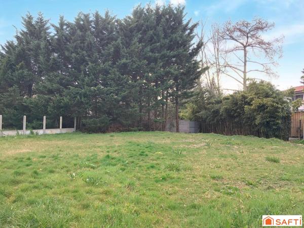 DEPENDANCE AVEC TERRAIN 817 M2 A VILLENAVE D'ORNON QUARTIER TRES CALME