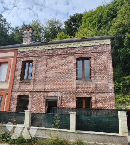 Agréable maison de ville d'environ 70m², idéalement située à Lillebonne, dans un quartier calme.