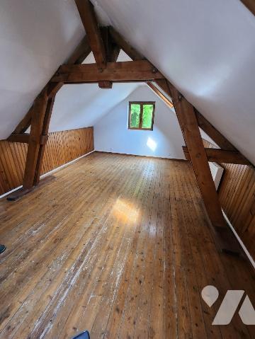 Agréable maison de ville d'environ 70m², idéalement située à Lillebonne, dans un quartier calme.