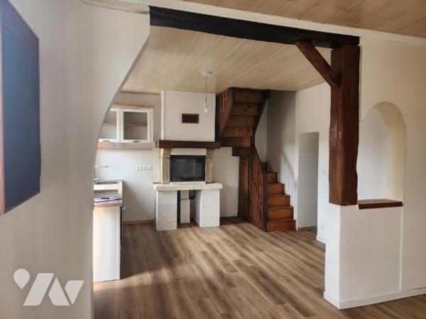 Agréable maison de ville d'environ 70m², idéalement située à Lillebonne, dans un quartier calme.