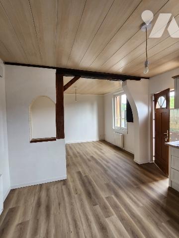 Agréable maison de ville d'environ 70m², idéalement située à Lillebonne, dans un quartier calme.