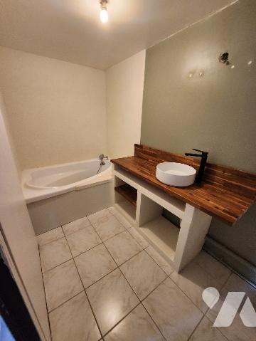 Agréable maison de ville d'environ 70m², idéalement située à Lillebonne, dans un quartier calme.
