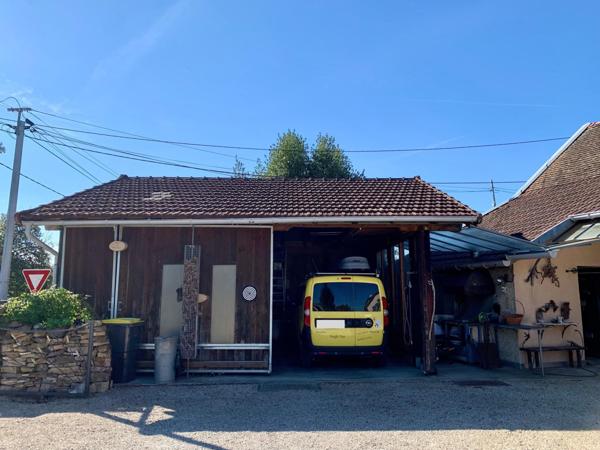 Jolie ferme avec dépendances