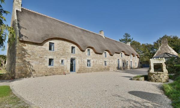 Prix réajusté pour cet exceptionnel ensemble de chaumières Bretonnes.