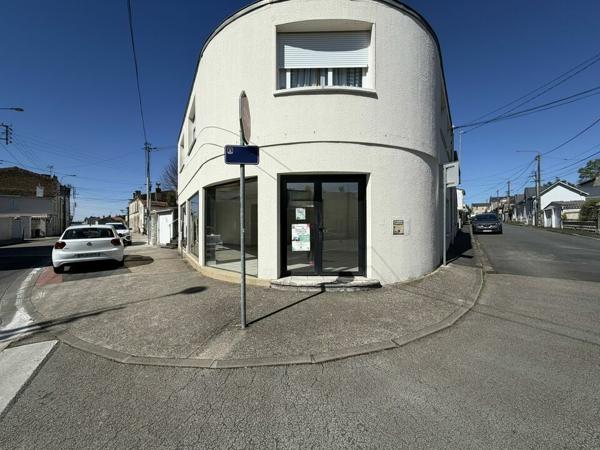 BUREAUX DE 82 M² AVEC GRANDE VITRINE EN ANGLE DE RUE