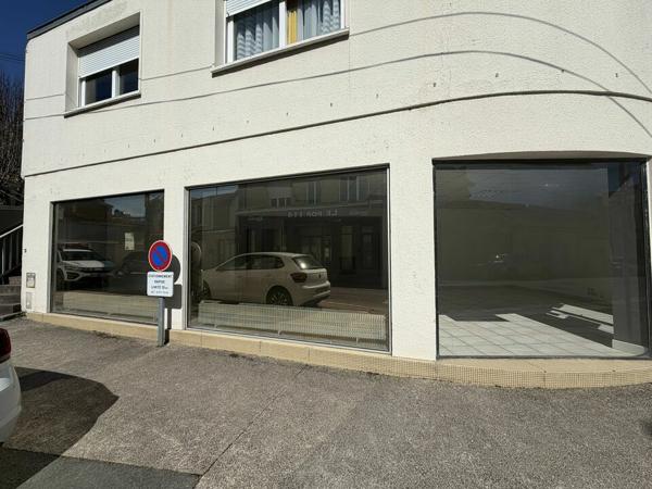 BUREAUX DE 82 M² AVEC GRANDE VITRINE EN ANGLE DE RUE