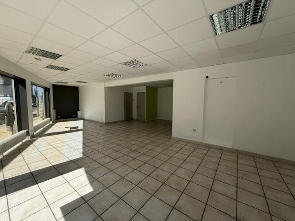 BUREAUX DE 82 M² AVEC GRANDE VITRINE EN ANGLE DE RUE