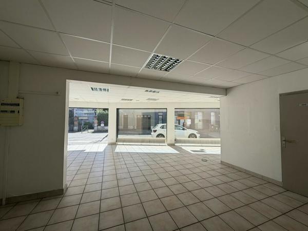 BUREAUX DE 82 M² AVEC GRANDE VITRINE EN ANGLE DE RUE