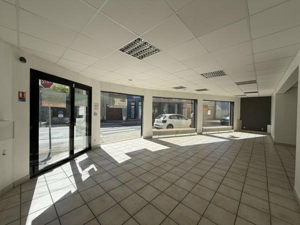 BUREAUX DE 82 M² AVEC GRANDE VITRINE EN ANGLE DE RUE