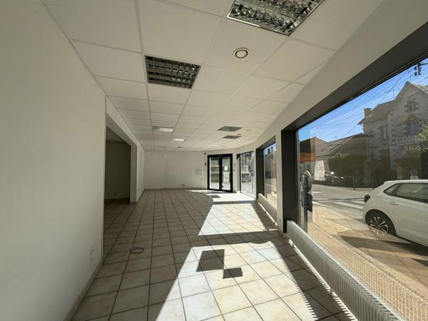 BUREAUX DE 82 M² AVEC GRANDE VITRINE EN ANGLE DE RUE