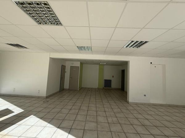 BUREAUX DE 82 M² AVEC GRANDE VITRINE EN ANGLE DE RUE