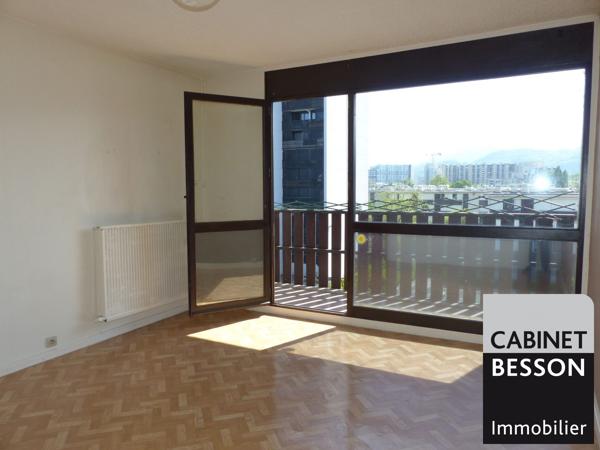 GRENOBLE RUE CLAUDE KOGAN - T3 de 61m² avec balcon au 4ème et dernier étage. EXCLUSIVITE. Contact : Xavier MAGNIN 06 89 12 54 61.
