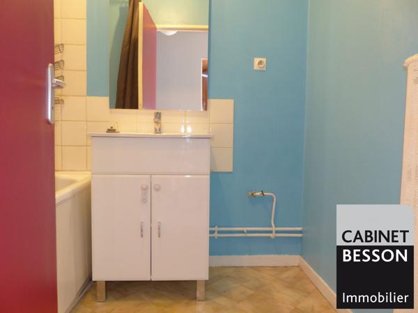 GRENOBLE RUE CLAUDE KOGAN - T3 de 61m² avec balcon au 4ème et dernier étage. EXCLUSIVITE. Contact : Xavier MAGNIN 06 89 12 54 61.