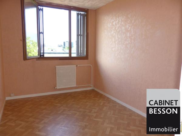 GRENOBLE RUE CLAUDE KOGAN - T3 de 61m² avec balcon au 4ème et dernier étage. EXCLUSIVITE. Contact : Xavier MAGNIN 06 89 12 54 61.