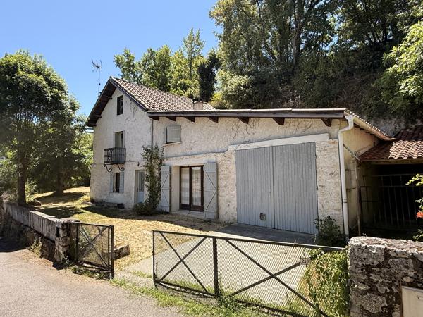 Maison de village en pierre avec vue panoramique sur la vallée