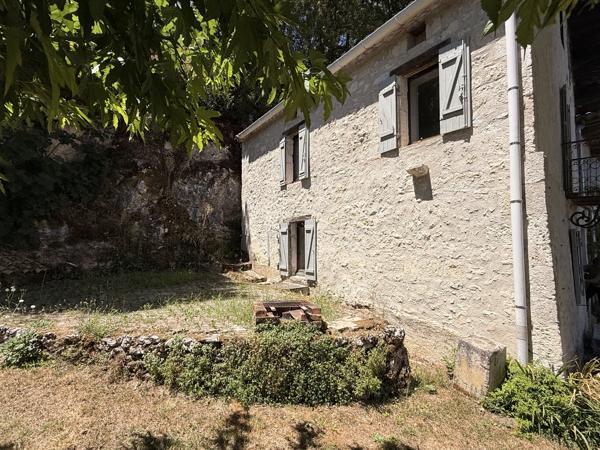 Maison de village en pierre avec vue panoramique sur la vallée