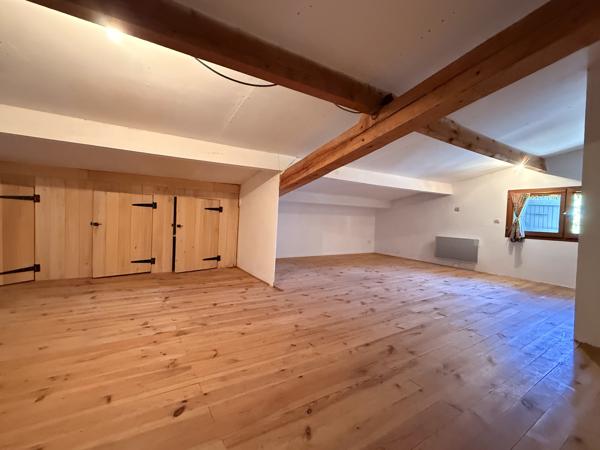 Maison de village en pierre avec vue panoramique sur la vallée