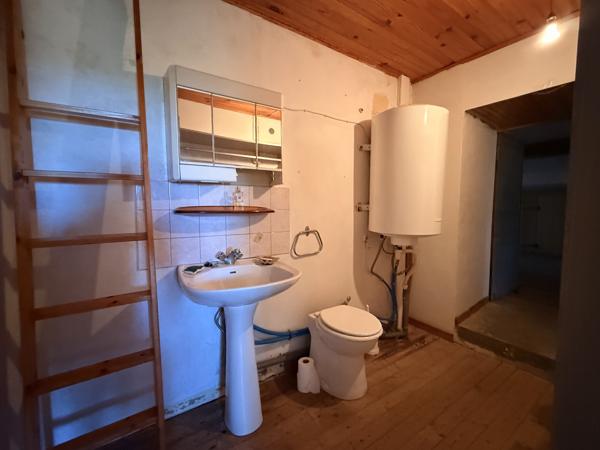 Maison de village en pierre avec vue panoramique sur la vallée