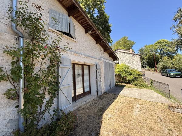 Maison de village en pierre avec vue panoramique sur la vallée